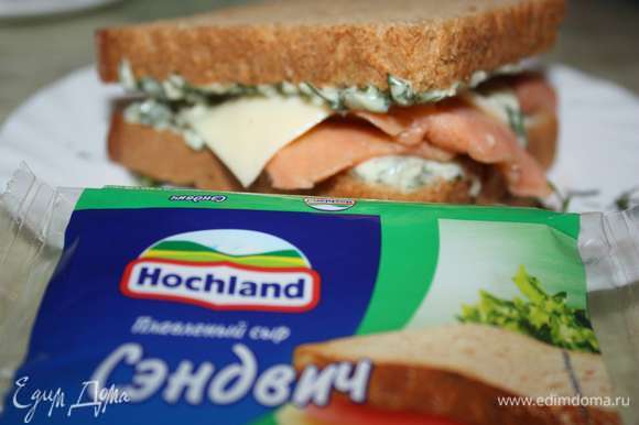 Положите внутрь красную рыбу и пласт плавленного сыра Hochland.