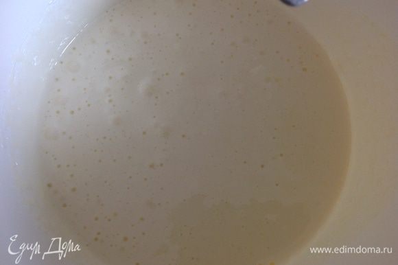 Пока медовая смесь остывает, делаем яичную смесь: в чаше для миксера взбиваем 2 яйца с 200 г сахара до белой пены.