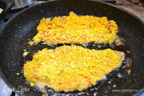 В тарелке взбить вилкой яйца, кукурузные хлопья измельчить. Подготовленное филе обжариваем с 2-х сторон до золотистой корочки. В это время отварить очищенную картошку.