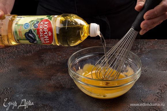 Добавьте еще 2 ст. ложки лимонного сока и продолжайте взбивать, вливая оставшееся масло тонкой струйкой. Взбейте все в густую, крепкую массу, если нужно еще посолите и поперчите.