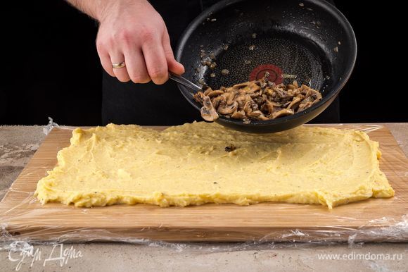 Распределите картофельное пюре на пленке в виде прямоугольника. Толщина слоя — 1 см.