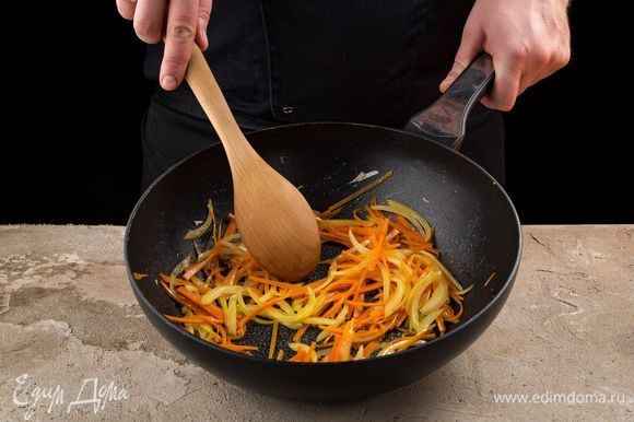Обжарьте измельченный лук и тертую морковь.