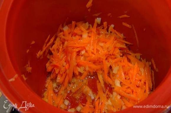 Морковь почистить, натереть на крупной терке, добавить в кастрюлю с луком и все обжарить.