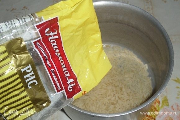 Отмеряем необходимое количество риса. Для приготовления начинки я использую рис Золотистый ТМ «Националь».