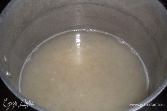 В кастрюлю с рисом добавляем воду и 1/3 ч. л. соли.
