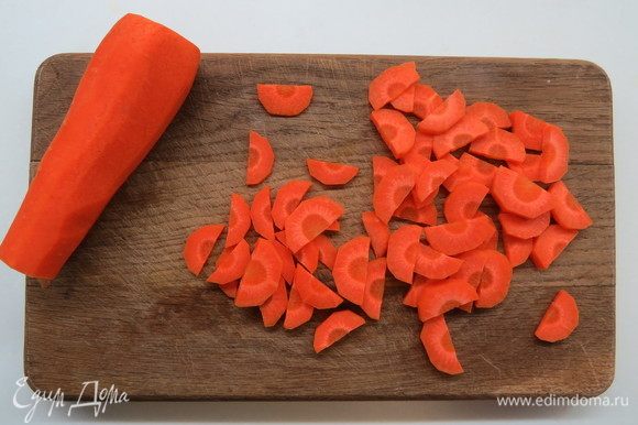 Морковь нарезать тонкими полукружочками.