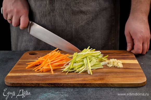 Морковь, лук-порей нарежьте тонкой соломкой, чеснок измельчите.