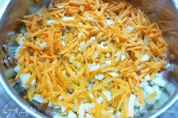 На сковороде раскаляем растительное масло и обжариваем до мягкости мелко нарезанный лук и натертую на крупной терке морковь.