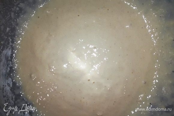Соду погасите кефиром. Добавьте в тесто вместе с водой. Замесите тесто, по консистенции что-то между блинами и оладьями. Оставьте тесто в теплом месте на 2 часа.
