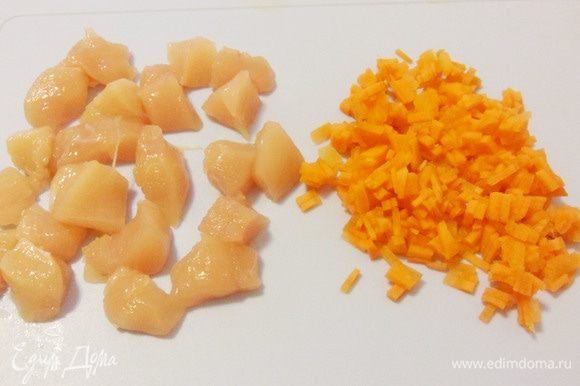 Морковь почистить, помыть и мелко нарезать. Куриное филе нарезать мелкими кубиками.