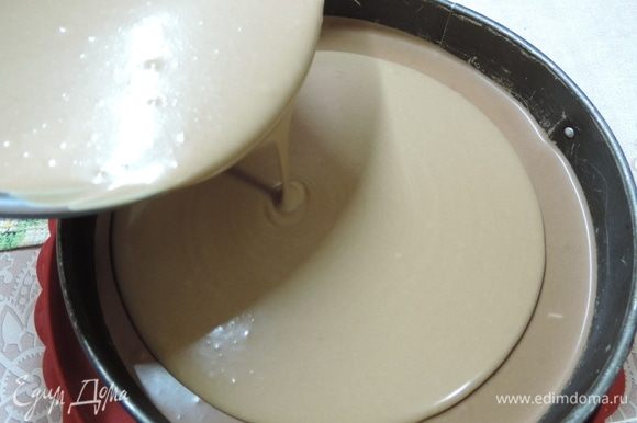 Пока первый слой мусса застывает, готовим мусс с молочным шоколадом. Его выливаем на застывший первый слой и тоже отправляем в морозилку.