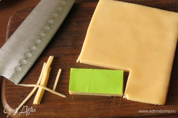 Делаем из бумаги шаблон и нарезаем сыр и колбасу.