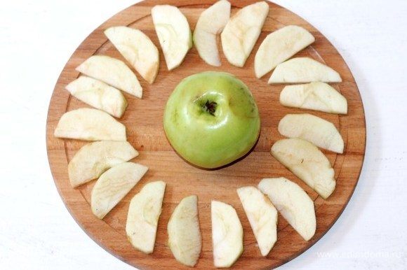 Приготовим яблоки. Удаляем из яблок (из 1,5 шт.) семечки и очищаем от шкурки. Нарезаем яблоки дольками. Половину неочищенного яблока оставляем для украшения серединки.