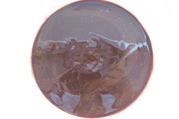 В отдельную миску сложить шоколад и масло, растопить на водяной бане или в микроволновке, перемешать до однородности.