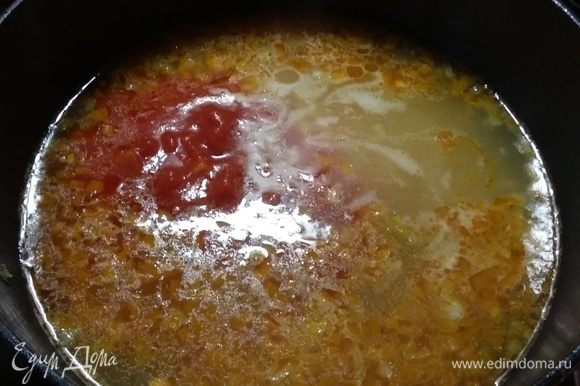 Перед концом варки добавить консервированные помидоры, предварительно их измельчив.