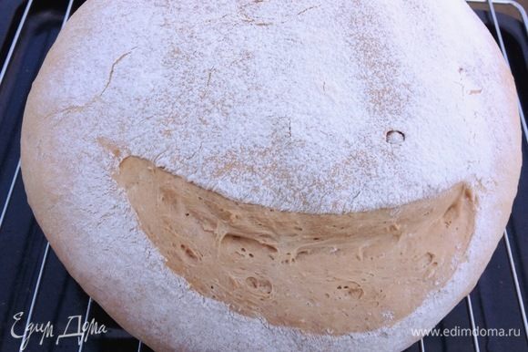Остужаем обязательно хлеб на решетке, чтобы хлеб не промокал от собственных паров. Вот такой получился колобочище с улыбкой Моны Лизы:)