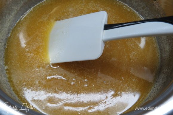 В растопленную на водяной бане смесь тонкой струйкой влить яйца, постоянно помешивая.