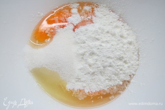 В миске смешать яйца, сахар, крахмал, ванильный сахар.
