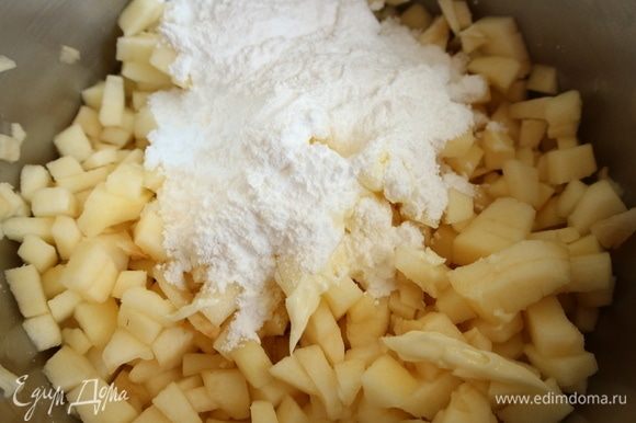 Поместить яблоки в кастрюлю с толстым дном, перемешать, добавить соль, сахарную пудру, мягкое сливочное масло.