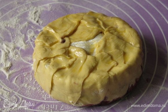 Закрываем весь сыр. Можно сделать больший круг, чтобы тесто все закрыло сыр, а можно по центру разместить украшения.