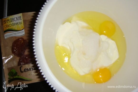 Сметану, яйца, белок и сахар взбить миксером в течение 2 минут.