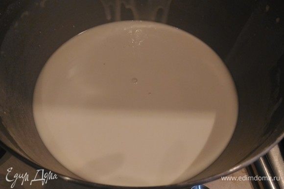 Приготовим тесто для блинчиков. Для этого яйца взбиваем миксером с сахаром, добавляем соль, кефир, растительное масло и просеянную через сито муку вместе с разрыхлителем. Вливаем постепенно теплую воду до консистенции блинного теста. Даем тесту 20 минут постоять и начинаем выпекать блинчики.