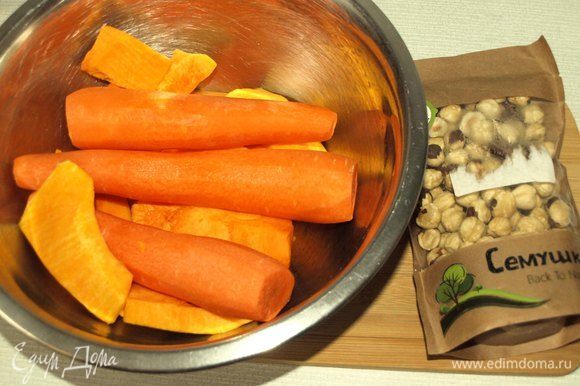 Тыкву и морковь очистить. В ингредиентах указано количество тыквы и моркови уже в очищенном виде.