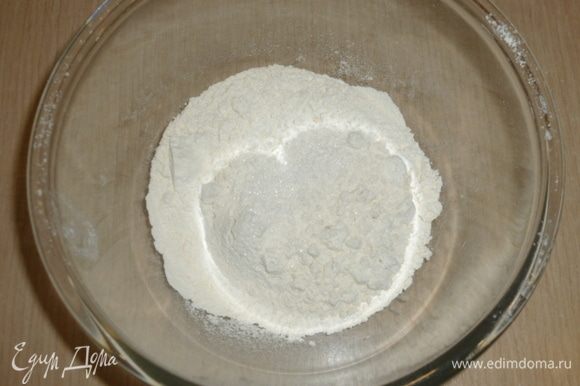 Рецепт рассчитан на форму 20 см. 1 стакан — 250 мл. Блины. В большую миску просеять муку, добавить сахар и щепотку соли. Сделать углубление.