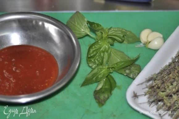 Готовим соус: тимьян, чеснок, базилик порубить и подогреть на сковороде в томатном соусе.
