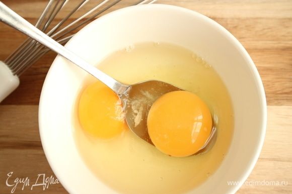 Приготовить яичные блинчики. Для этого смешать яйца с 1 ст. л. воды, солью.