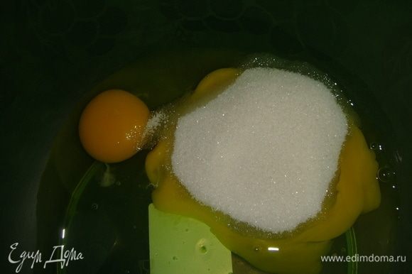 В глубокую миску всыпать сахар, соль и добавить яйца. Взбить венчиком.
