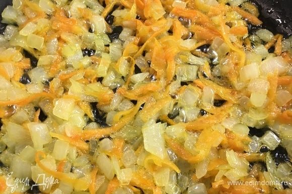 Мелко нарезать лук, морковь натереть на терке. В сковороду налить масло и пассеровать до золотистого цвета.