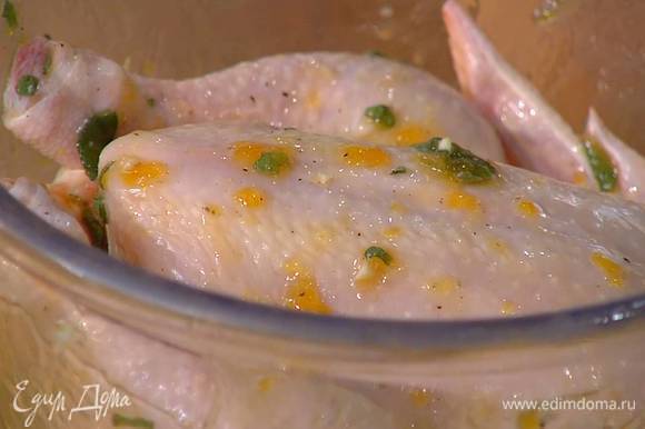 Тушку курицы смазать со всех сторон маринадом, затем абрикосовым вареньем и полить вустерширским соусом.
