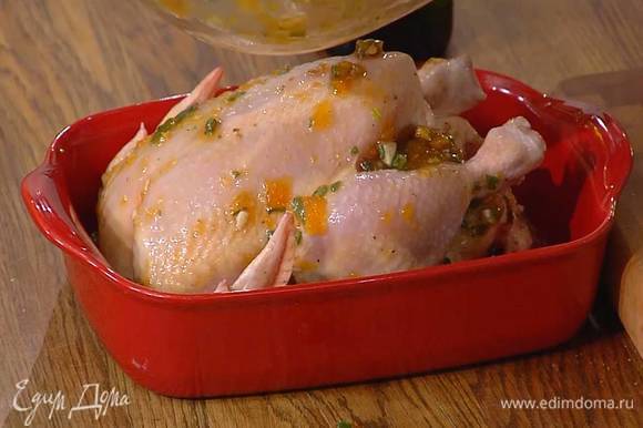 Тушку курицы нафаршировать курагой с грецкими орехами и выложить в жаропрочную форму, смазанную оливковым маслом.