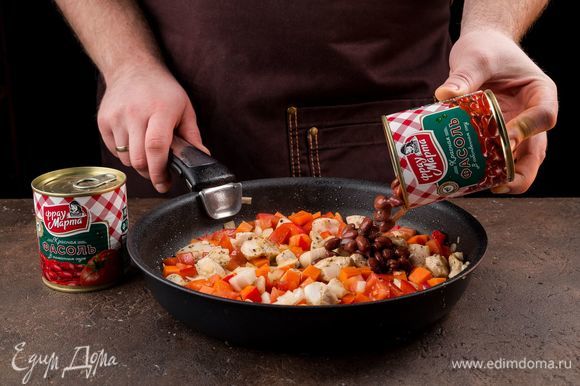Добавьте красную фасоль в томатном соусе ТМ «Фрау Марта» и красную фасоль в собственном соку ТМ «Фрау Марта», доведите блюдо до кипения и тушите еще 3 минуты. Добавьте специи по вкусу.