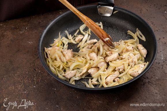 Слегка обжарьте лук и курицу на оливковом масле в течение 10 минут (пока лук не станет мягким и прозрачным).