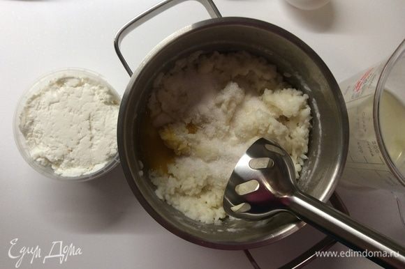 Начнем приготовление с творожно-рисовой основы. Заранее отварим молочную рисовую кашу со щепоткой соли. Кашу остудить. Я просто отварила кашу с вечера, а утром продолжила все остальные приготовления. Итак, в охлажденную рисовую кашу добавить 3 столовые ложки сахара. У яйца отделить желток от белка. В кашу идет пока только желток. Пробьем массу погружным блендером до однородности.