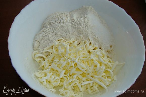 Из холодного натертого на крупной терке сливочного масла, муки, щепотки соли и воды замесить тесто.