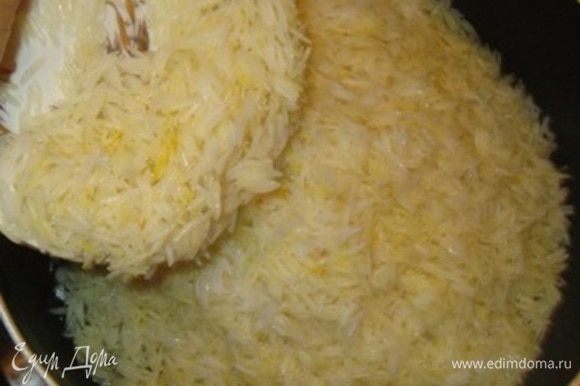 Далее кладу измельченный укроп и на слой лука с курицей выкладываем рис в центр сковороды горкой. Накрываем крышкой. Ставим на рассекатель и на медленном огне готовим до готовности.