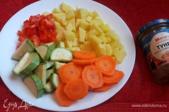 Для начала нужно очистить и нарезать картофель, морковь, цуккини и перец. Итак, овощи ставим варить.