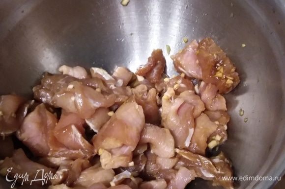 Свинину (подойдет кусочек филе или корейки) нарезать на очень тонкие кусочки. Для удобства можно мясо немного подморозить, чтобы оно легче резалось. Соединить в миске соевый соус с мелконарезанным чесноком и замариновать мясо минимум на 30 минут.