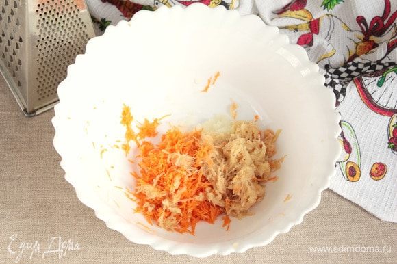 Очищенные картофель (100 г), лук репчатый (50 г) и морковь (50 г) натереть на мелкой терке. Перемешать. Добавить по вкусу соль и смесь перцев (0,5 ч. л.), перемешать.