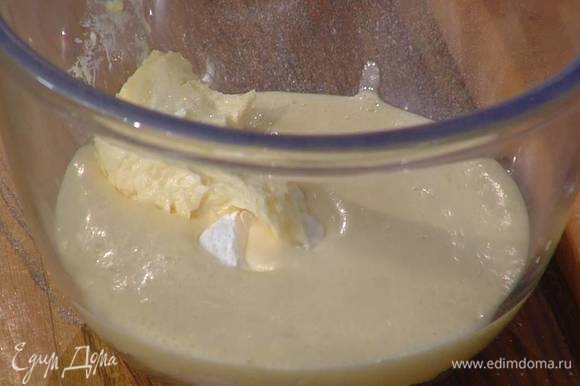 Муку перемешать с разрыхлителем и солью, влить яично-сахарную смесь, добавить взбитое масло с сахаром и вымешать тесто, а затем дать ему отдохнуть минут 15‒20.