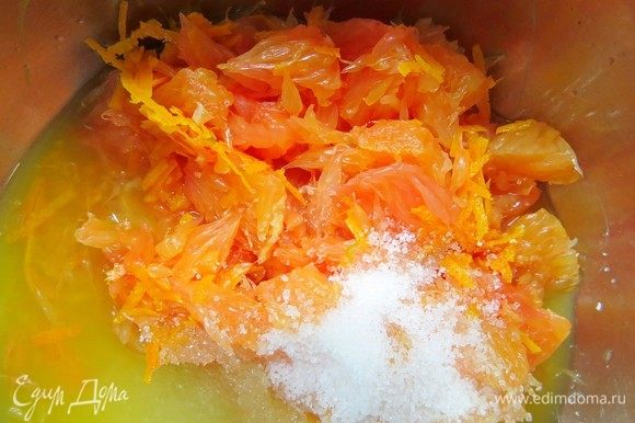 Апельсин (у меня красный) и лимон очистить от междольковых перегородок. Сок цитрусовых и мякоть складываем в кастрюльку, добавляем сахар и цедру, ставим на средний огонь до растворения сахара, периодически помешиваем.
