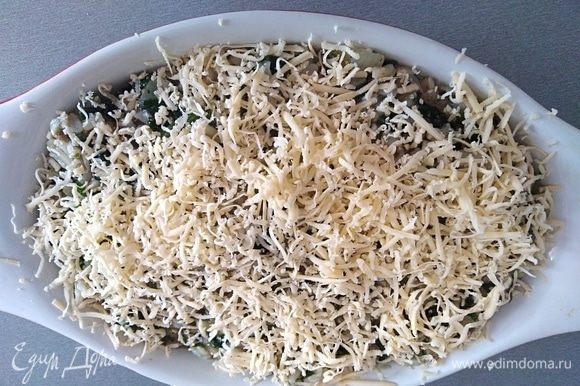 Форму для запекания смазать растительным маслом. Выложить рисово-шпинатную массу, сверху присыпать оставшимся сыром.