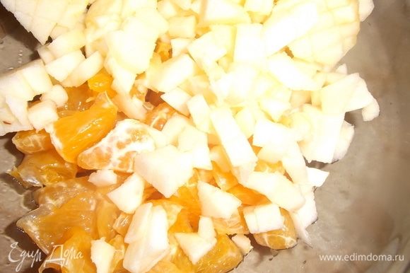 Яблоко почистить, порезать, добавить к мандарину.