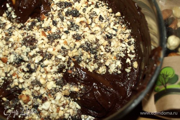 Шоколад растопить с добавлением сливочного масла и сливок, добавить измельченные орехи и изюм. Хорошо перемешать.