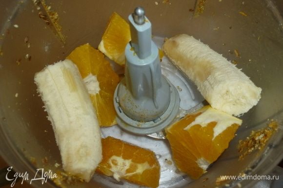 Апельсин и банан очистить. Измельчить в комбайне. Измерить объем получившейся смеси. Переложить смесь в сотейник.