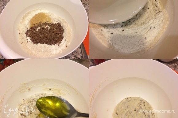 В миску просеять оба вида муки, добавить соль, сахар, дрожжи, семена и перемешать. Затем добавить воду, масло и все хорошо перемешать. Руки смазать маслом, из теста сформировать шар, положить в миску, накрыть пленкой и поставить в теплое место на 1–1,5 часа.