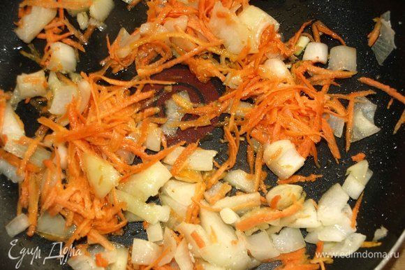 Морковь трем на терке, лук мелко нарезаем и обжариваем 2-3 минуты в сковороде, где готовили куриное филе.